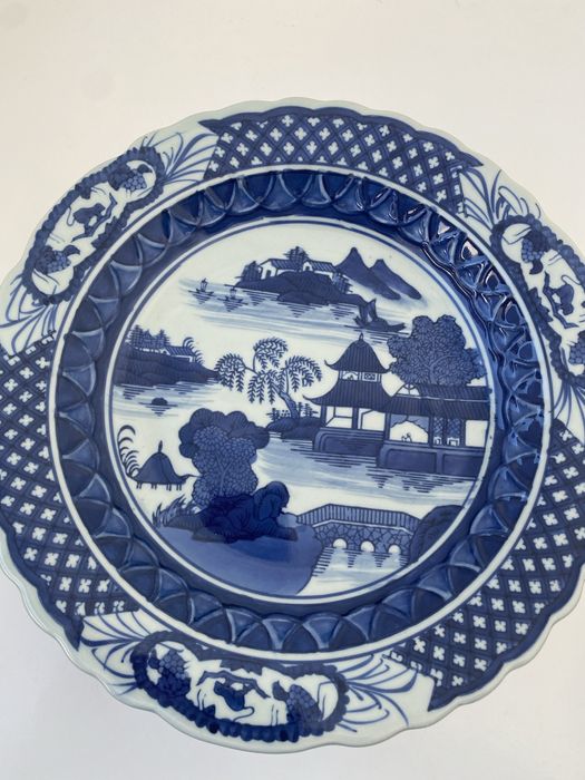 Prato de porcelana chinesa azul e branca com base alta