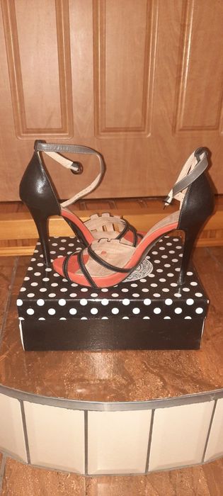 Продам жіночі кожані босоніжки