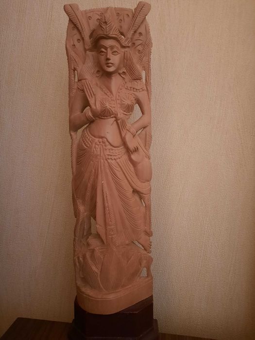 Статуэтка Богиня Лакшли 30 см красное дерево сандаловое