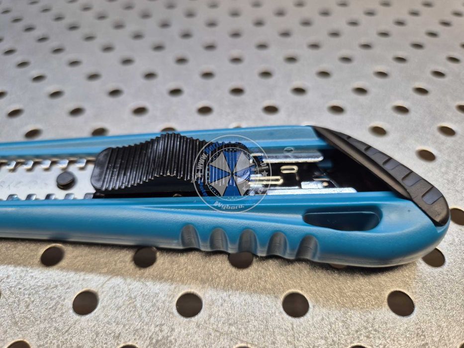 Nóż do tapet 18mm Nożyk tapetowy 18mm z ostrzem łamanym