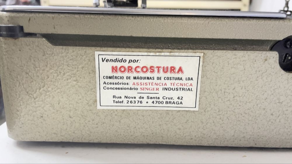 Máquina de Casear + mesa Singer