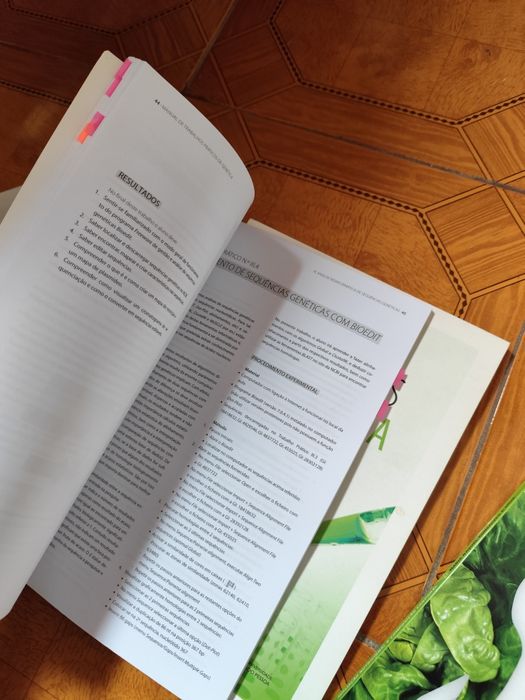 Cadernos Fernando Pessoa e livro