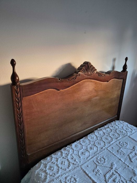 Cama de solteiro em madeira