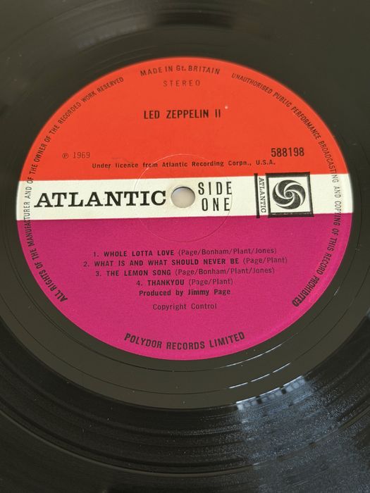 Vinil LP Led Zeppelin II – Atlantic UK, rótulo plum (2.ª prensagem)