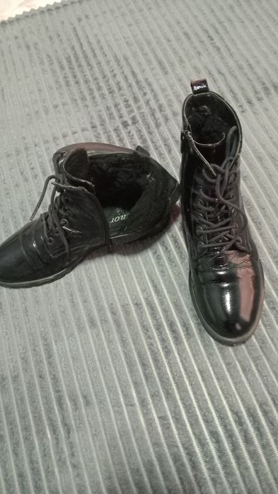 Продам Боты отличное состояние,натуральная кожа лак,р 39 цена 800