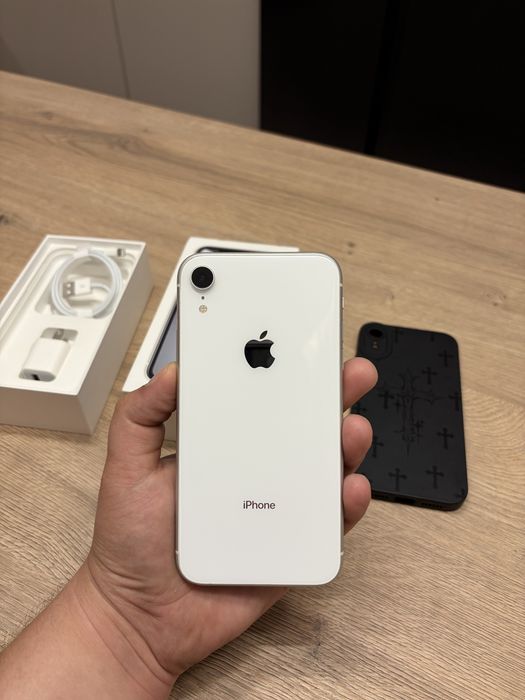 Piekny Iphone XR w kolorze bialym 64 GB