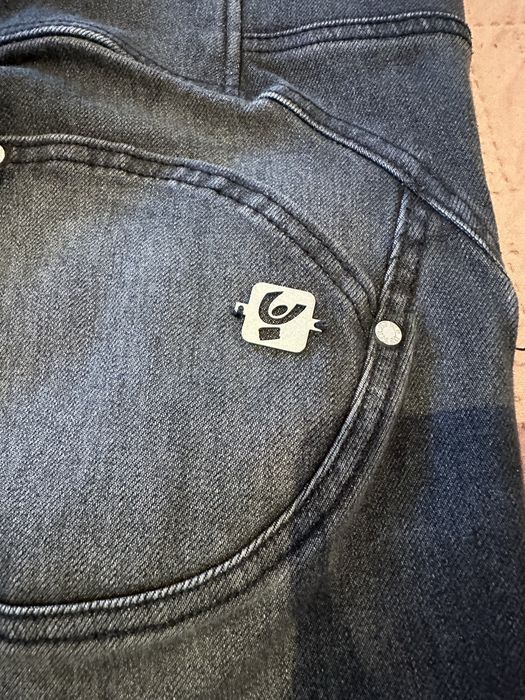Freddy jeans rozmiar S push up modelujące z przetarciami i dziurami