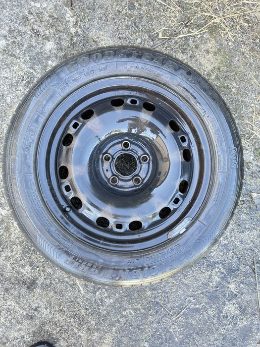 Pneus 185/60r15 com 95% piso como novos