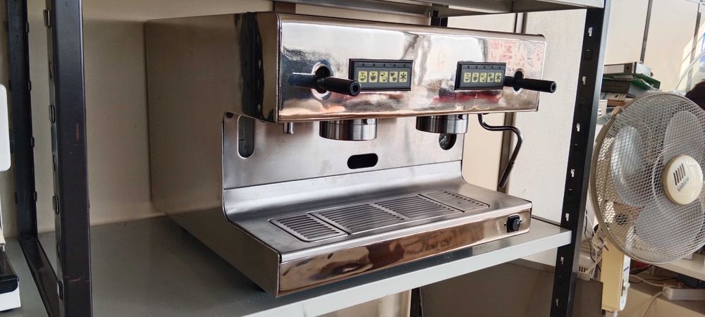 ### **Máquina de Café Profissional 2 Grupos - Alina by LaCimbali **