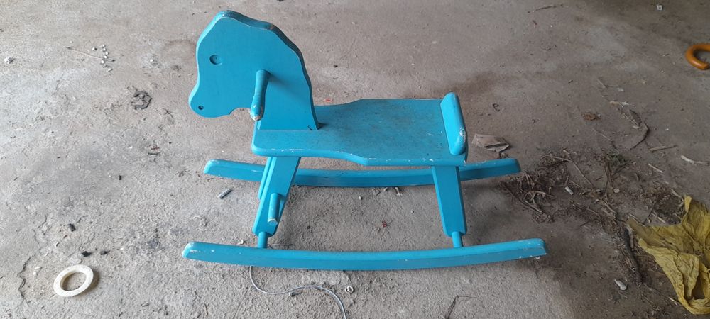 Vários cavalos de madeira