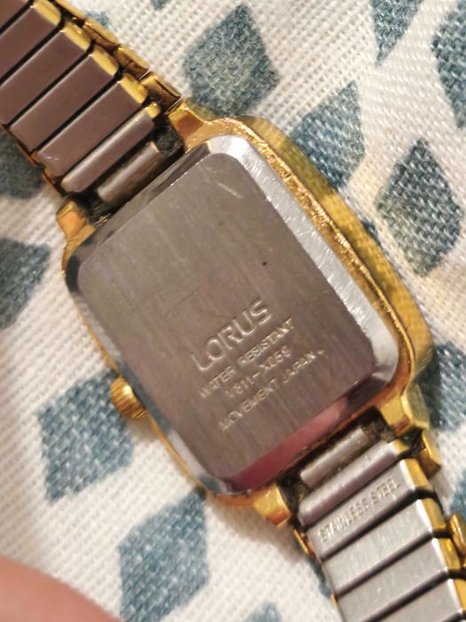Relógio vintage deslumbrante em tom dourado da Lorus