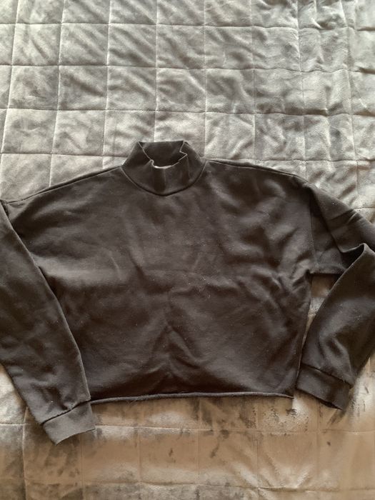 Czarna, krótka bluza