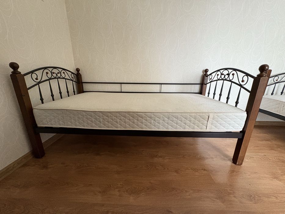 Односпальне ліжко з матрацом, 90*190, в гарному стані. Терміново