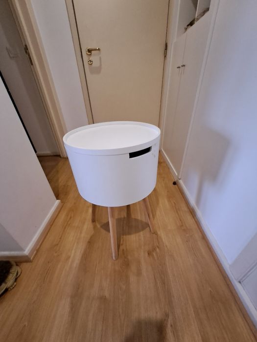 Mesa de cabeceira com arrumação