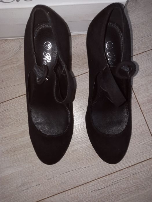 Nowe eleganckie buty na obcasie rozmiar 36