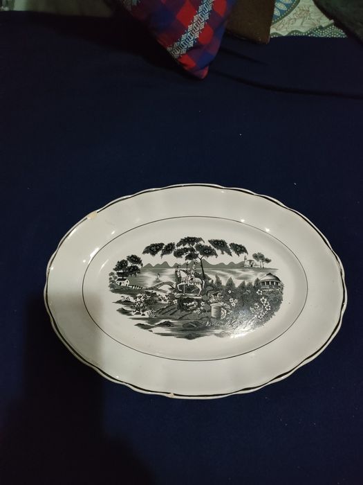 Travessa antiga cavalinho com símbolo  brasão com duas falhas pequenas