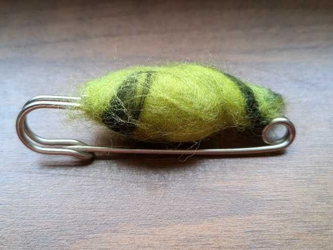 Duża brosza do szala z zielonym koralikiem z flauszu