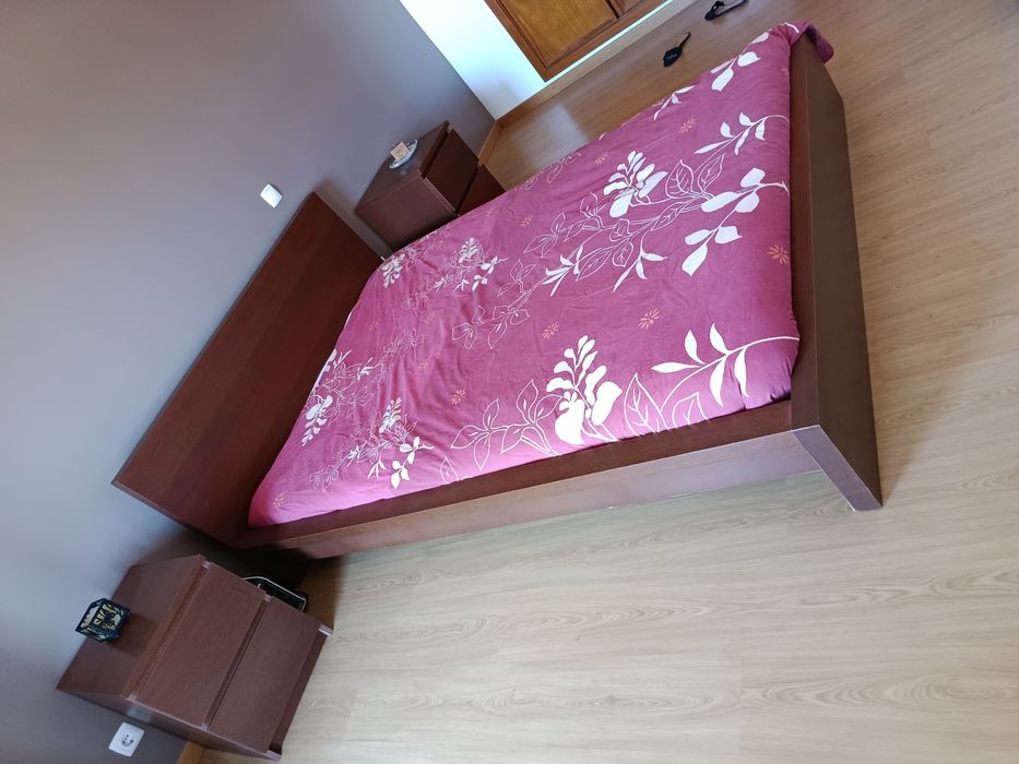 Cama colchão mesa cabeceira e estrado