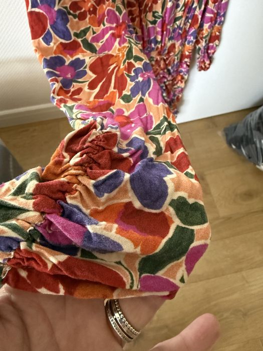 Sukienka w kwiaty Laurella S