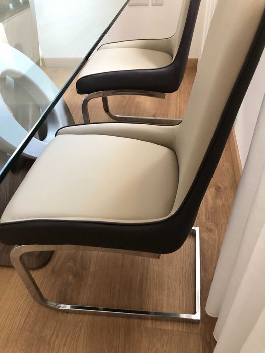 Conjunto de sala de jantar ,Mesa e 4 cadeiras.Como Novo.