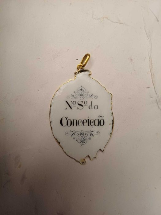 Medalha pingente em ouro e porcelana