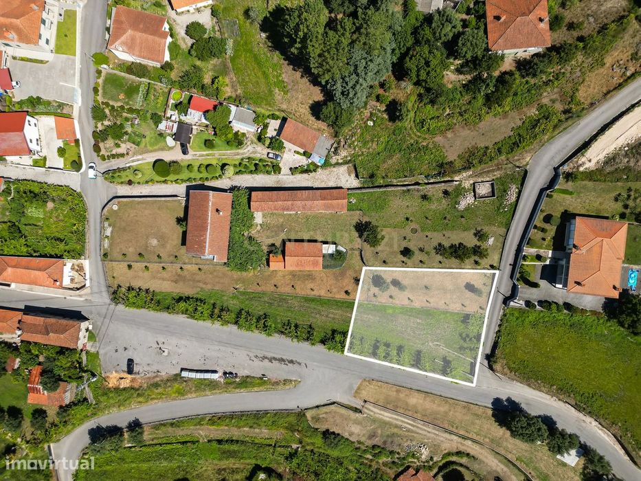 Terreno em Cossourado, Barcelos - 1301m² com Vista para o Rio