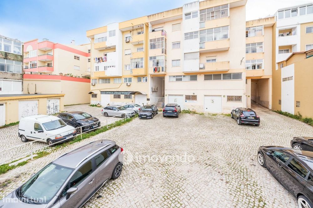 Apartamento T3, com terraço e arrecadação, em Mem Martins