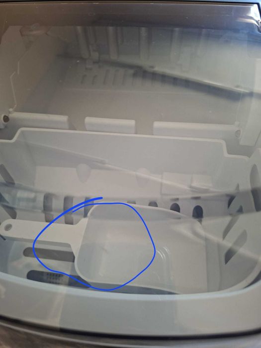 Kostkarka do lodu z funkcją samoczyszczenia