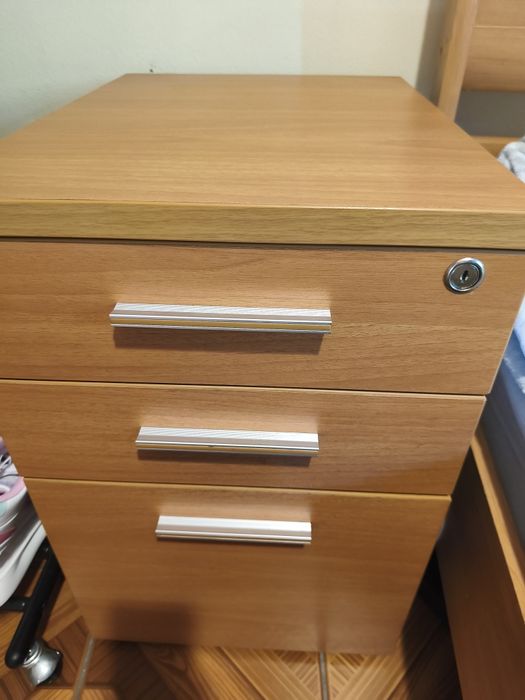 Mesinha de cabeceira/cómoda como nova para desocupar 50€
