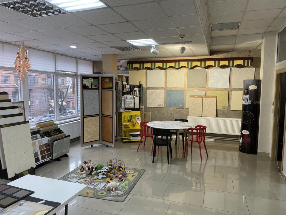 Фасадне приміщення в центрі міста, 2 поверх 180 м2