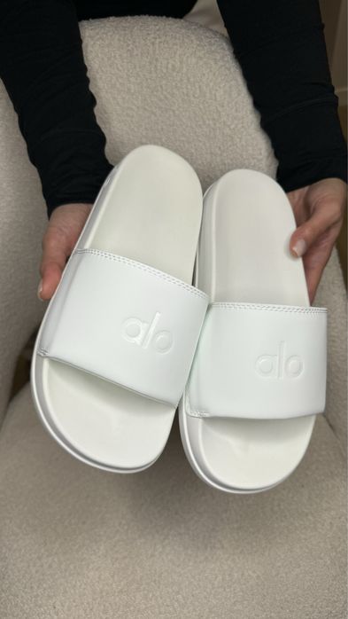 Шльопанці Alo Yoga