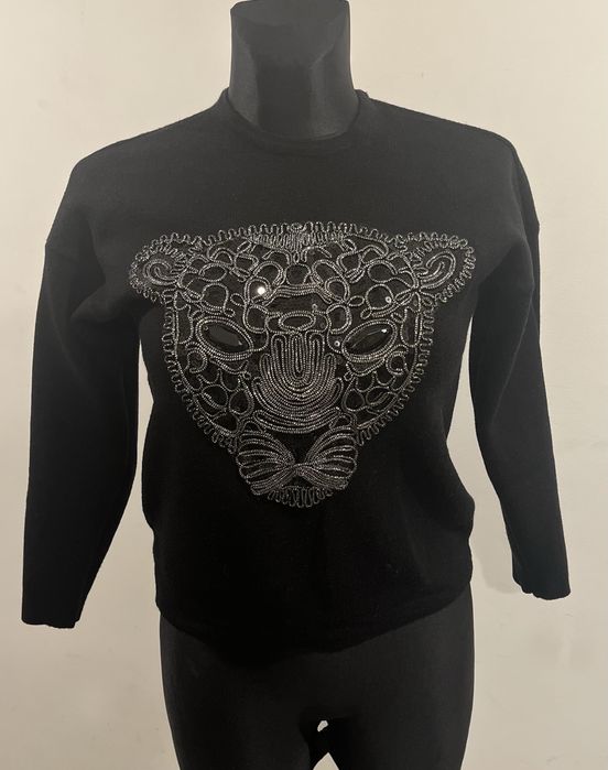Sweter z błyszczącą aplikacją