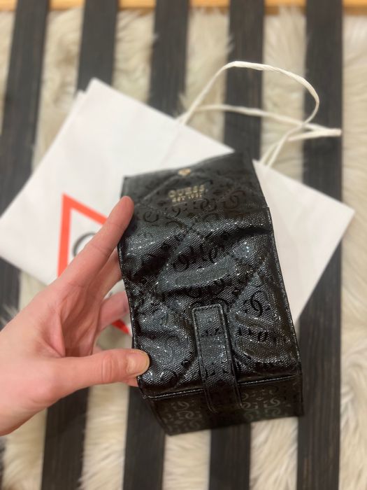 Чорный лаковый маленький кошелек guess