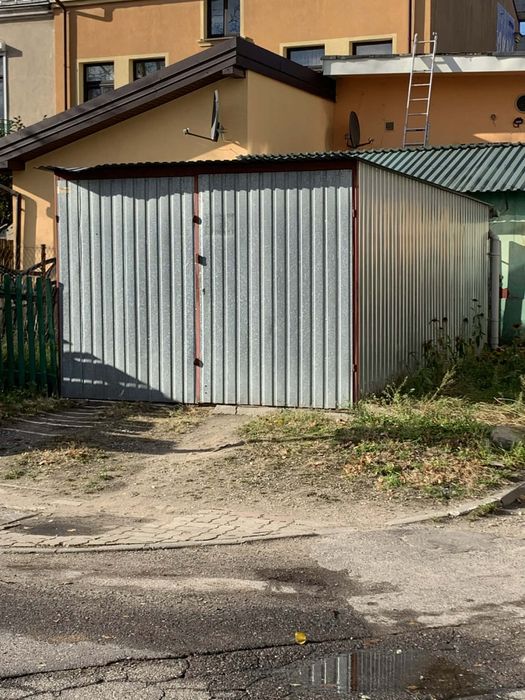 Grunt z garażem blasznaym z miejscem postojowym