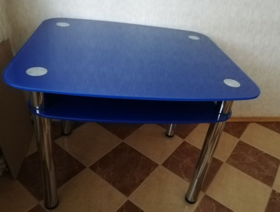 Кухонний скляний новий стіл з полочкою ,розміри на фото. Висота 70см