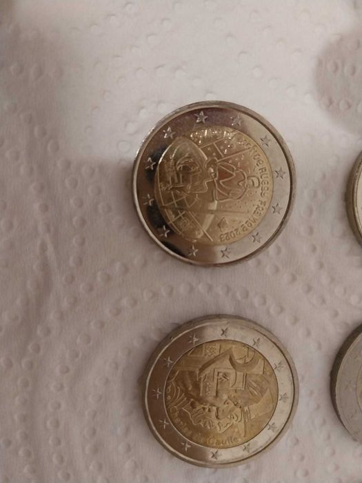 Moedas comemorativas e correntes circuladas