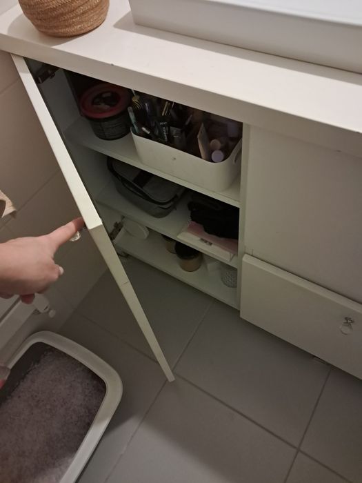 REZERWACJA Masywna szafka łazienkowa z umywalką i kranem