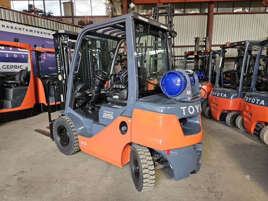 Навантажувачі вилкові в Києві. Вилочные погрузчики Тойота.
