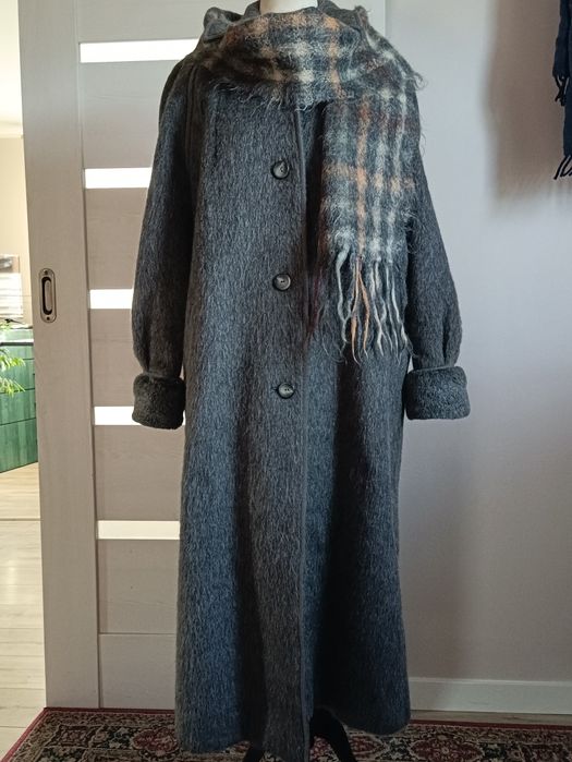 Nowy płaszcz damski z wełny lamy marki SANNWALD