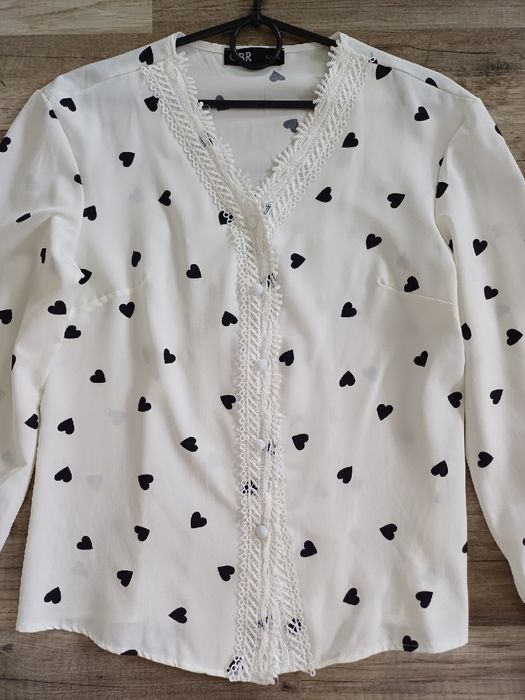 Koszula damska biała śmietankowa w czarne serca CBR S