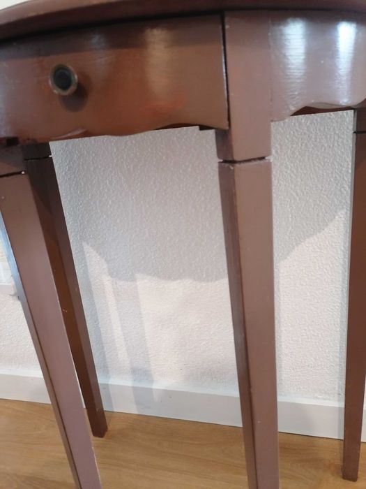 Mesa antiga com uma gaveta