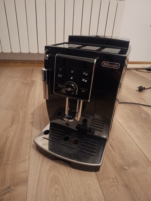 Ekspres ciśnieniowy do kawy z młynkiem i spieniaczem Delonghi