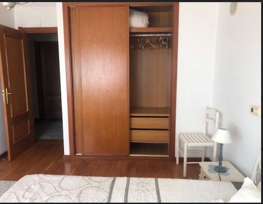 Arrendo quarto grande e muita luz junto metro Carnide, em ambiente sossegado e seguro