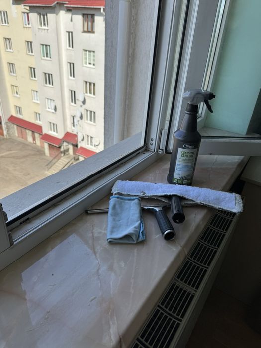 Миття вікон, прибирання