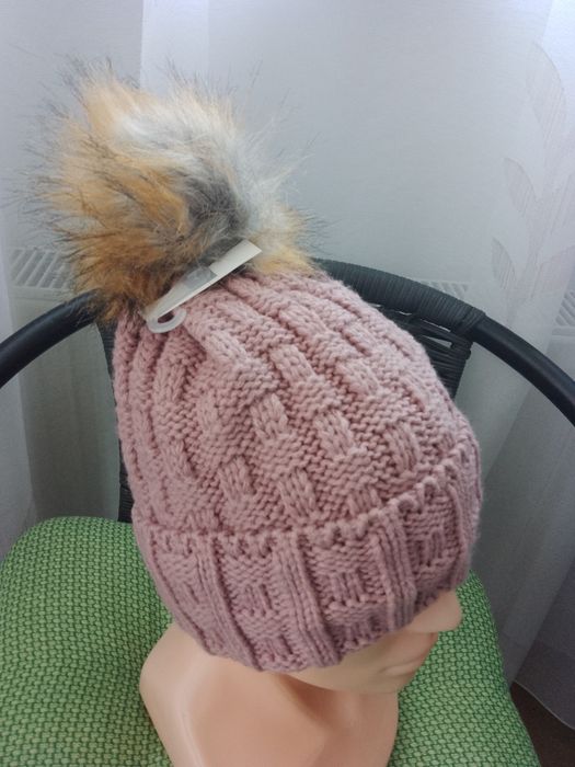 Czapka damska z pomponem