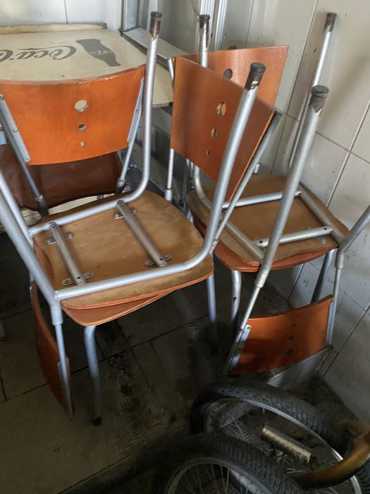 Mesa e 9 cadeiras para desocupar