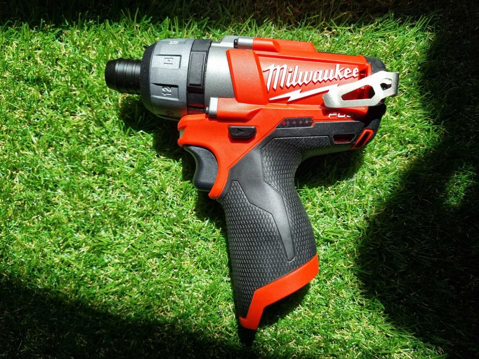 Безщітковий ударний шуруповерт Milwaukee 2404-20 M12
