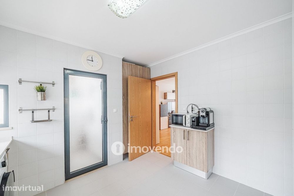 Apartamento T3, com estacionamento e terraço, em Loures