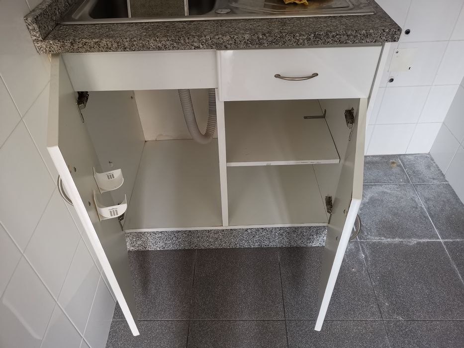 Mobiliário de cozinha e casa de banho