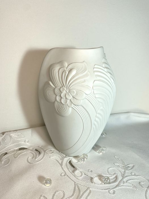 Ваза із білого бісквіту ваза „AK Kaiser“ White Bisque